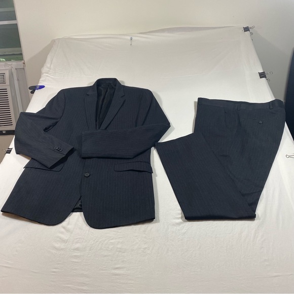Kenneth Cole Reaction Pinstripe Suit 2 piece suit Straight leg pants sz … - Picture 16 of 16